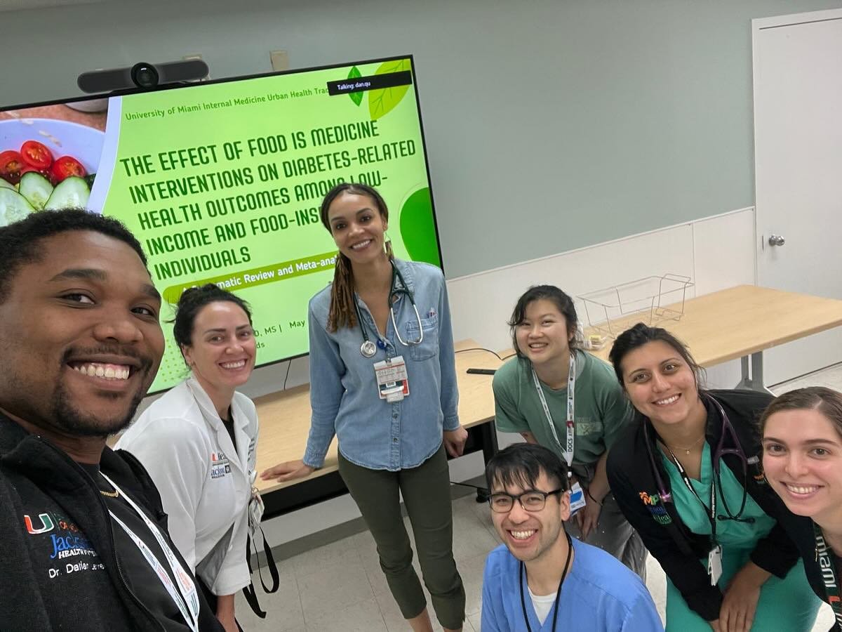 🥦 PGY2 Azaria presented on food is medicine interventions for @umjmh_urbanhealth Urban Health journal club! She also talked about her AAP-funded food prescription program which is now a nonprofit 😌 #medpeds #mp4l #foodismedicine #urbanhealth #journ
