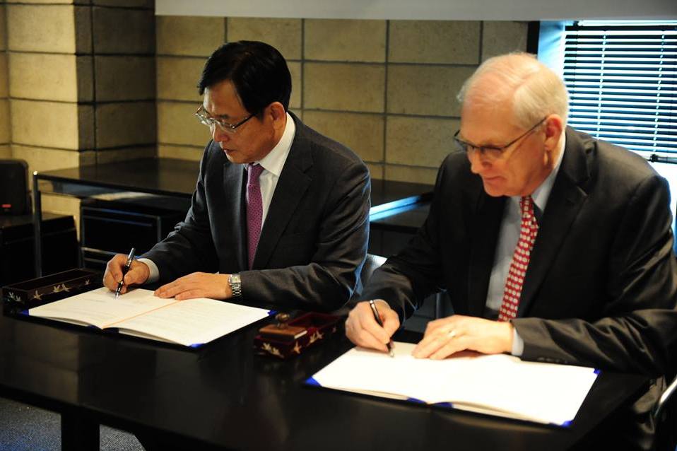   Andy Mills from Mango Fund and Kim Young-mok, President of Korea International Cooperation Agency, after signing the Memorandum of Understanding between the two organizations  
