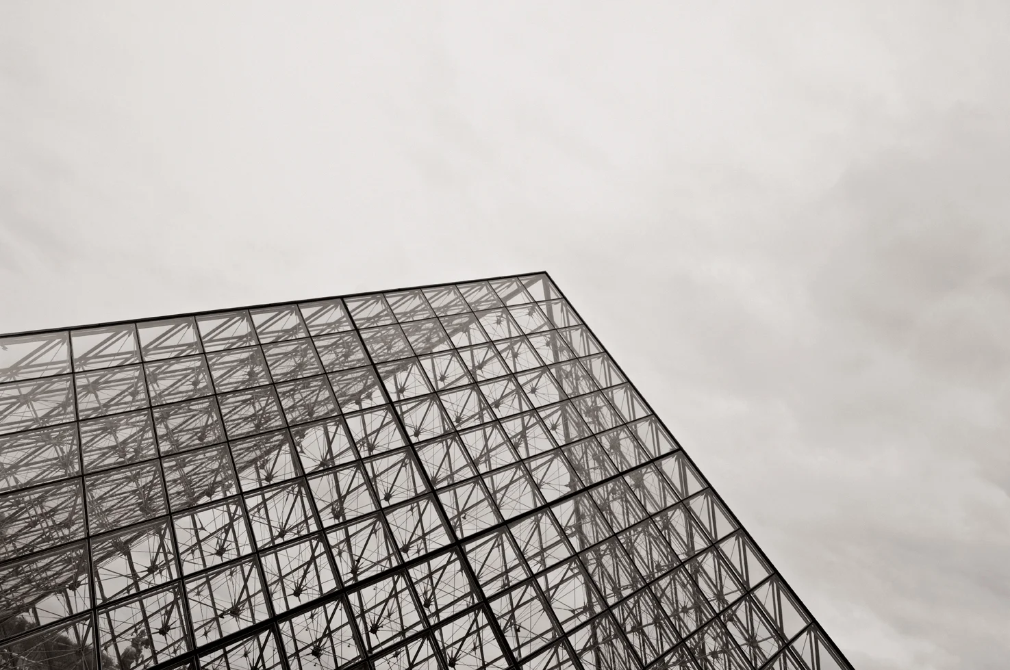 web_dni_paris_pyramid_louvre.jpg