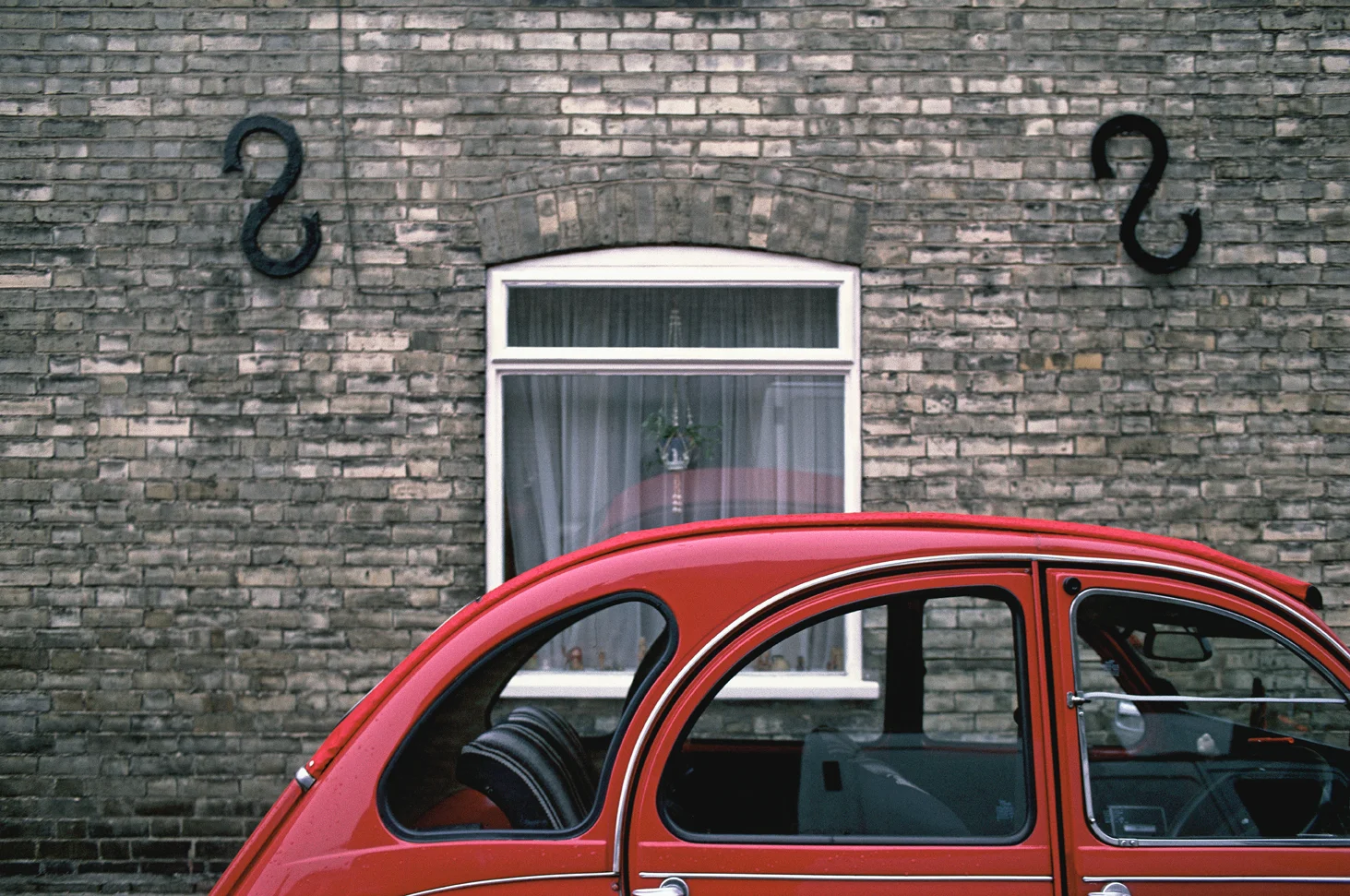 Red_Car_Near_Portobello_Market_sRGB.jpg