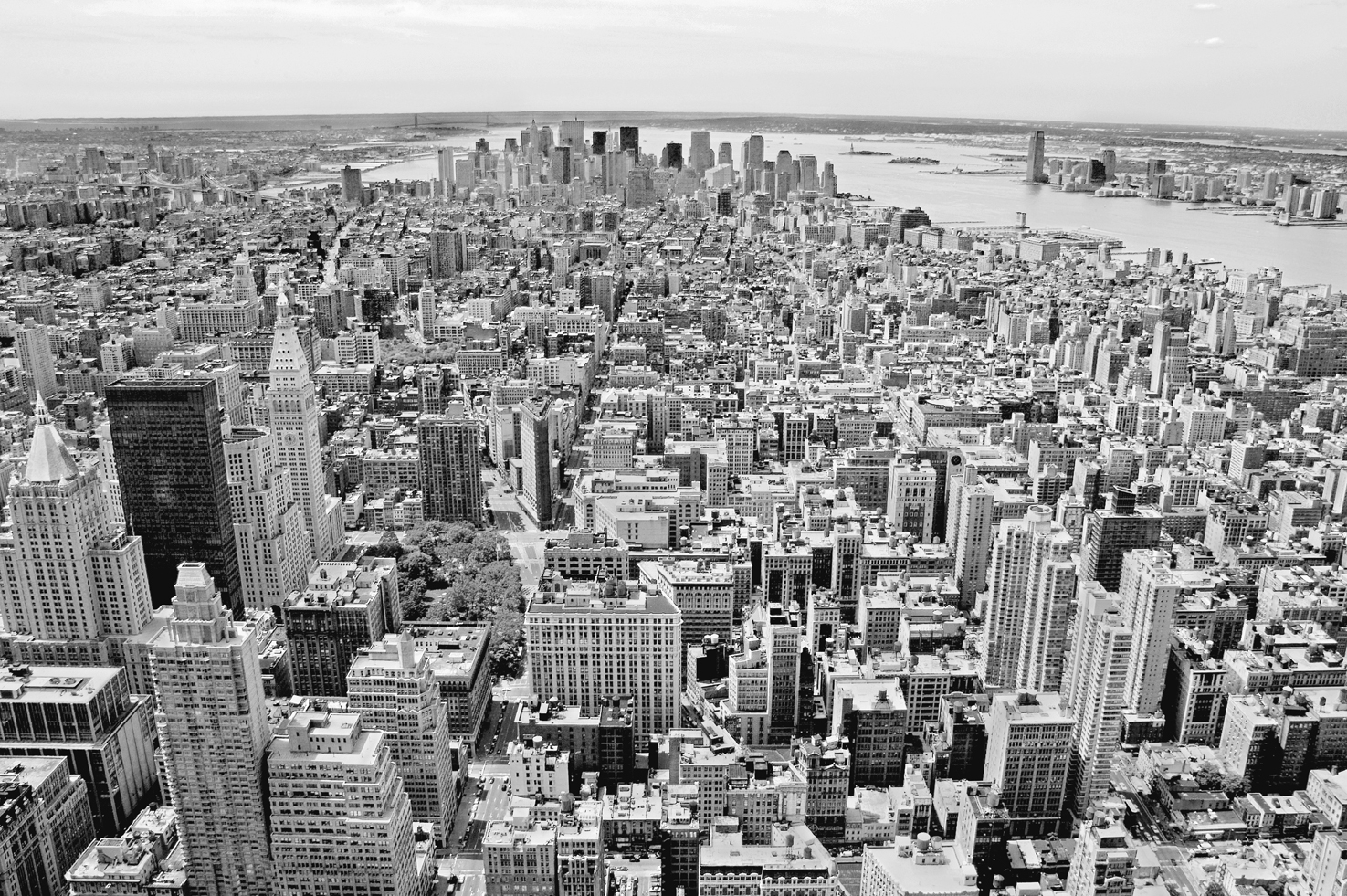 Lower_Manhatten_From_The_Empire_State_Building_sRGB.jpg