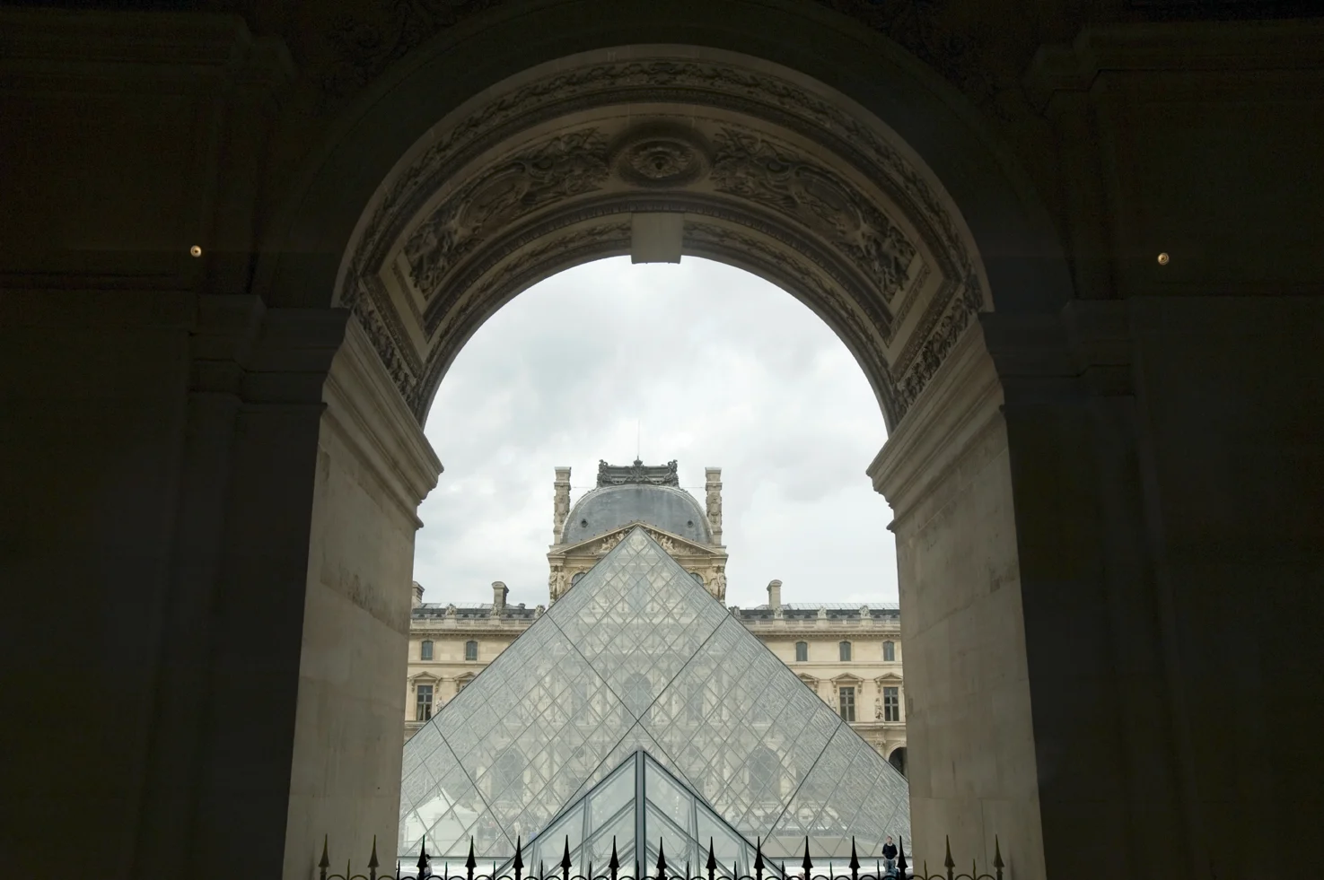 The_Louvre_Paris_sRGB.jpg