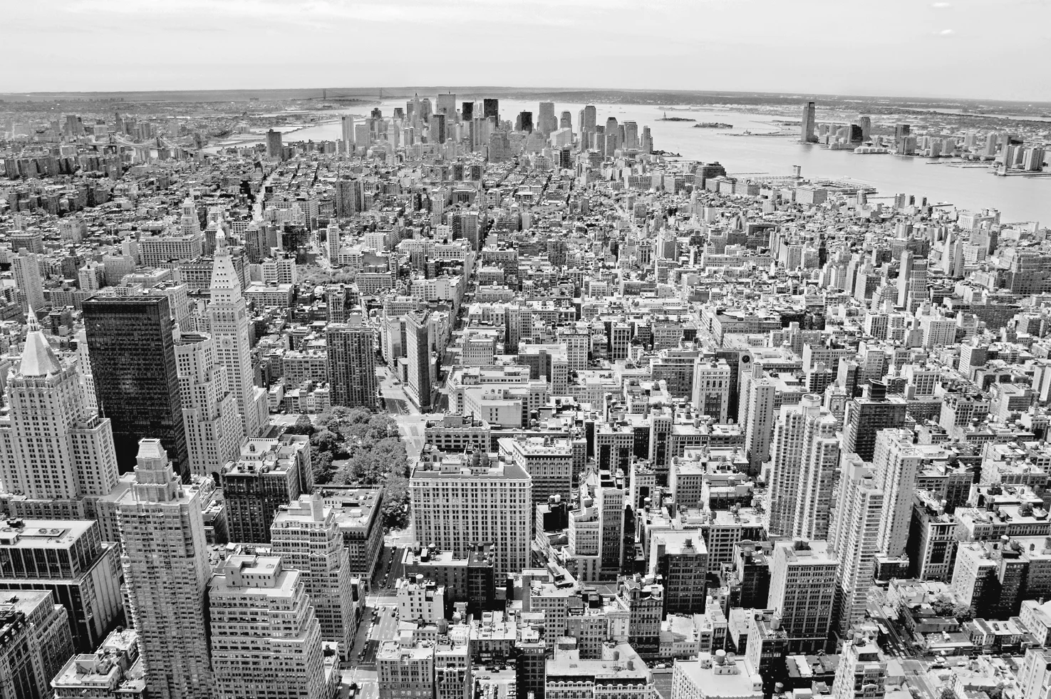 Lower_Manhatten_From_The_Empire_State_Building_sRGB.jpg