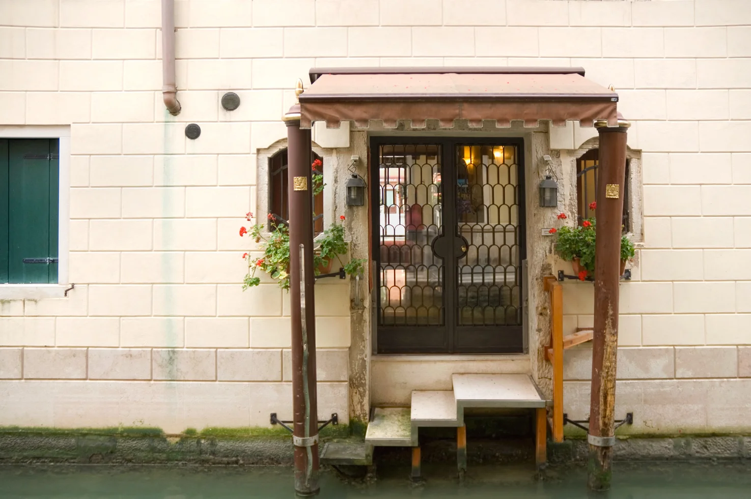 nourie_venitian_drive_thru_web.jpg
