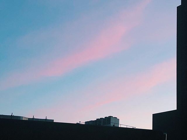 Tonight&rsquo;s cotton candy colored sky 👌
.
.
#sunsets #makemoments #brooklyn