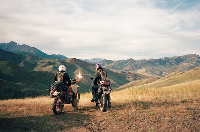 A year ago today myself and 4 other friends took a 6,000 mile off-road journey across the USA. 2 of our other friends @jeffholt and @followfowler are on a cross country trip now and I'm missing all my homies, follow along for their shenanigans. #tran