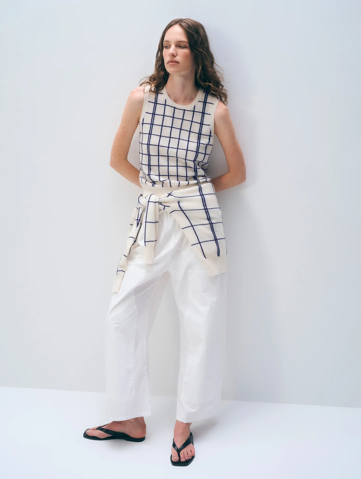 21824_Cashmere_Windowpane_Vest_White-Navy_EC_05.webp