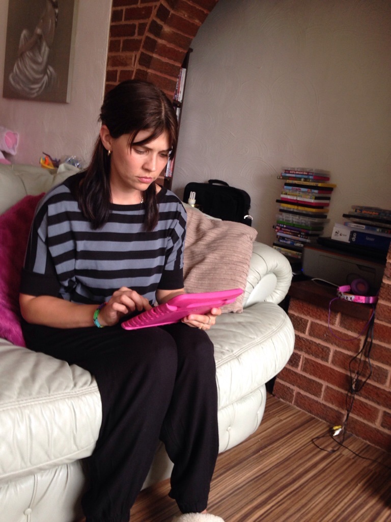370052-gemma-i_am_on_the_ipad_browsin.jpg