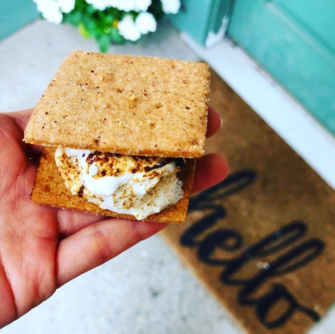 Today at the farm - our friends from Hudson Valley Marshmallow Co. are onsite toasting up their famously tasty s&rsquo;mores! 

Choose from a variety of flavored marshmallows like Salted Caramel, French Toast, Pumpkin Spice and more! At Dutch&rsquo;s