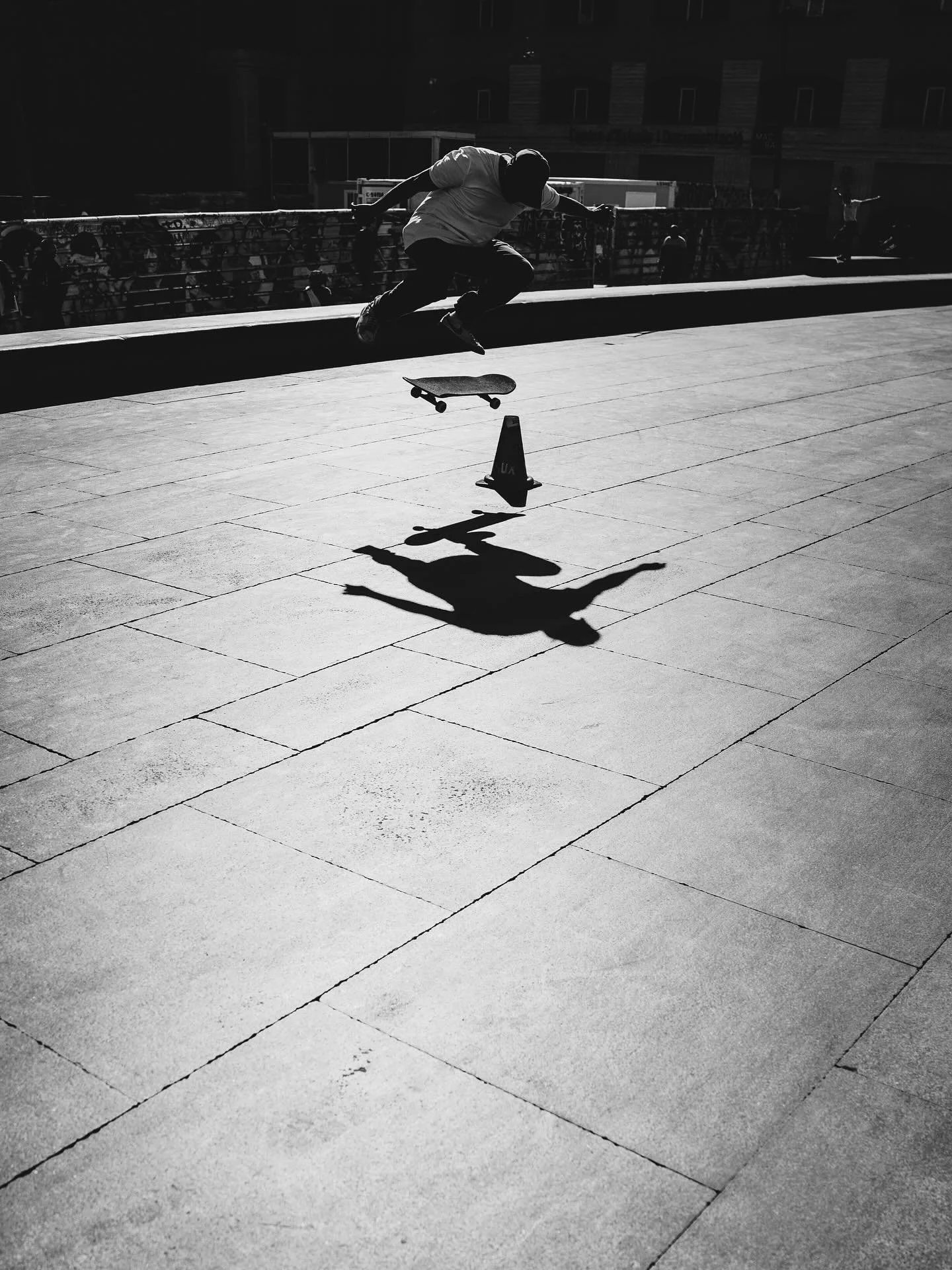 MACBA es un lugar ic&oacute;nico: lleno de historia, arte, ruido, movimiento y vida. 

Dentro de la escena del skate tiene muchas caras y reputaciones, seg&uacute;n qui&eacute;n lo mire y desde d&oacute;nde se viva. 🛹

Para nuestra comunidad, sin em
