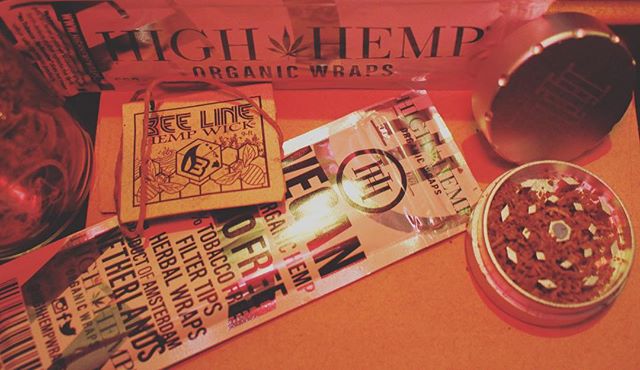 Grind up ⚙️your greens 🍃and roll up 🌬 with the worlds 🌎 first organic European 🇳🇱Hemp blunt. Keeping our ingredients simple High Hemp Organic Wraps, is one of the smoothest tasting wraps. 😤🍁
.
.
.
.
.
.
.
.
.
.
.
#weedstagram
#weedsociety
#wee