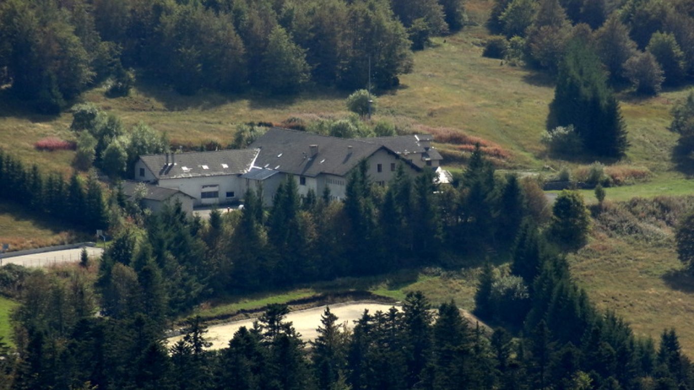 Vue du Centre Bonnefoi depuis le Mont Gerbier de Jonc