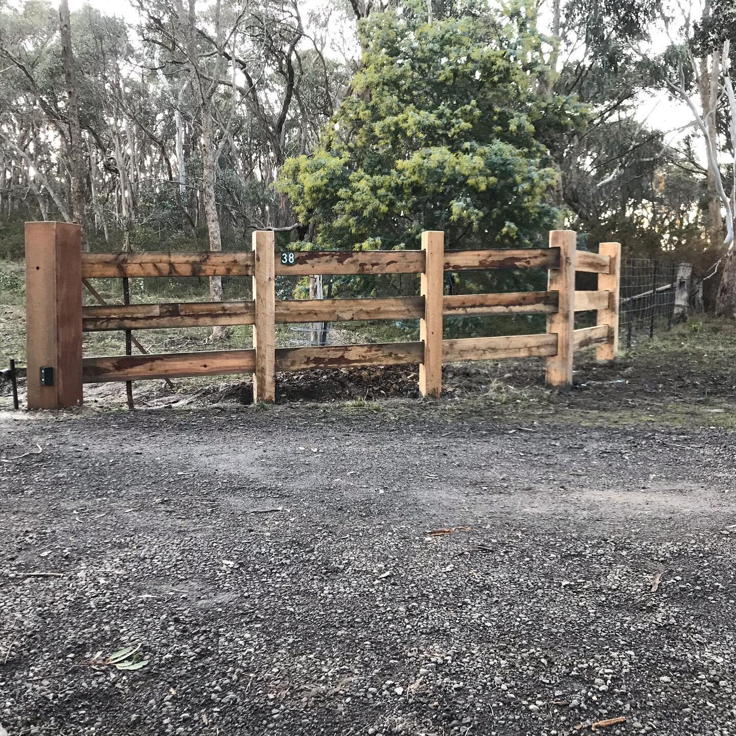 🔨CLASSIC COUNTRY  A post and rail entry surrounds a new gate #qualityanddetail