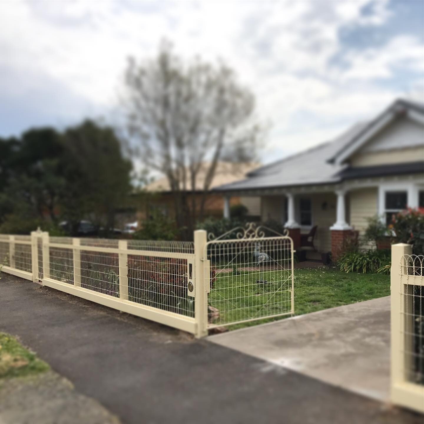 A NEW FOCUS 🔨 Choosing a style of fencing to compliment the period of your home ensures the final result pops! #kynetonfencing #qualityanddetail #macedonranges