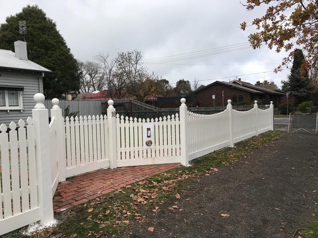 NEW IS OLD🔨 The client&rsquo;s brief was to replace the existing fencing with like for like. You like? #qualityanddetail #kynetonfencing #builttolast