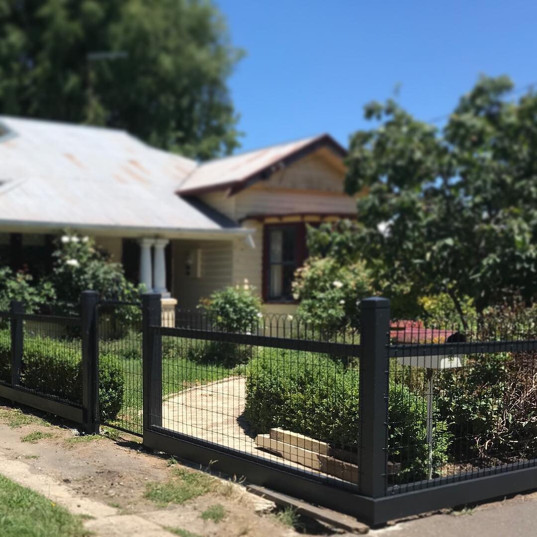 UP CLOSE 🔨 Another shot a bit closer that highlights the great colour relationship between the black fence and green foliage. #kynetonfencing #qualityanddetail