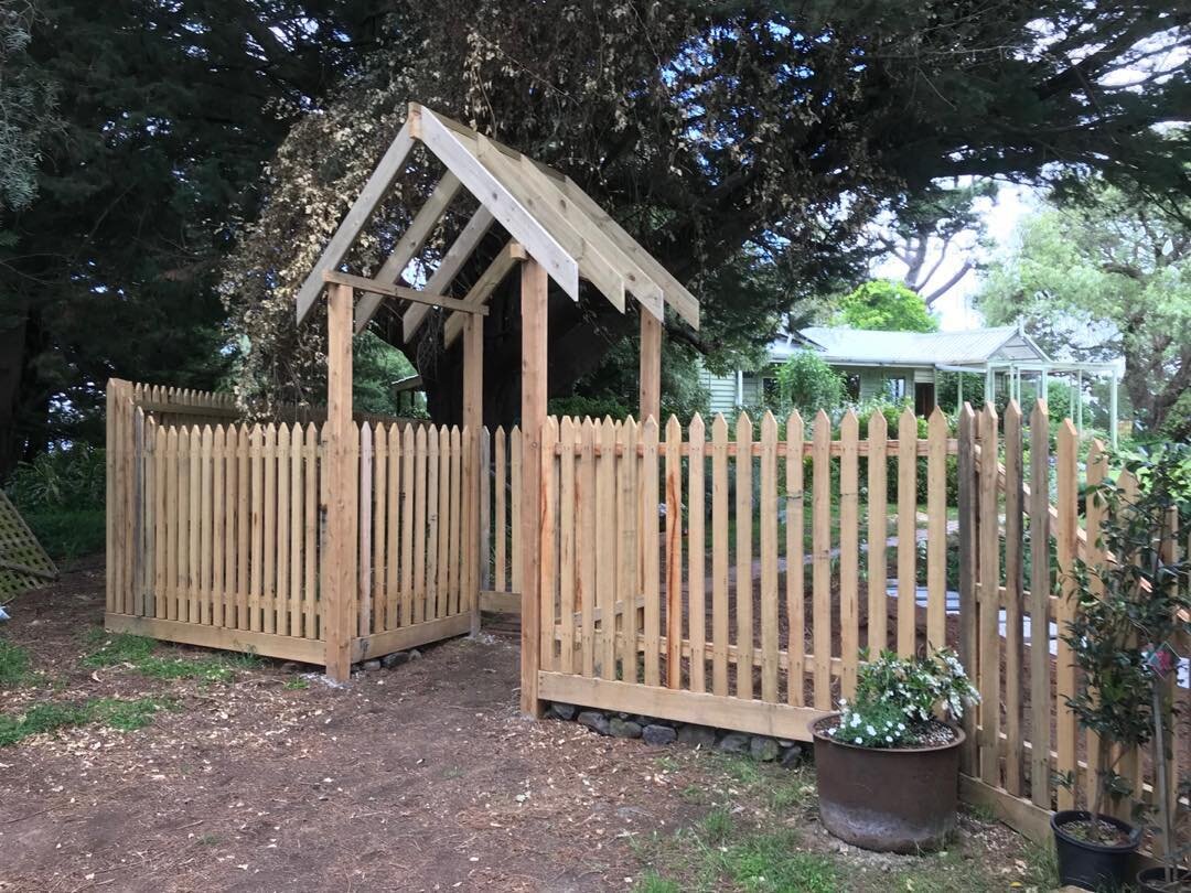 HERITAGE STYLE 🔨 This traditional picket fence is highlighted further by a lych gate - a lovely addition that allows for a climbing rose , or a seat , or highlight lighting. #qualityanddetail #kynetonfencing