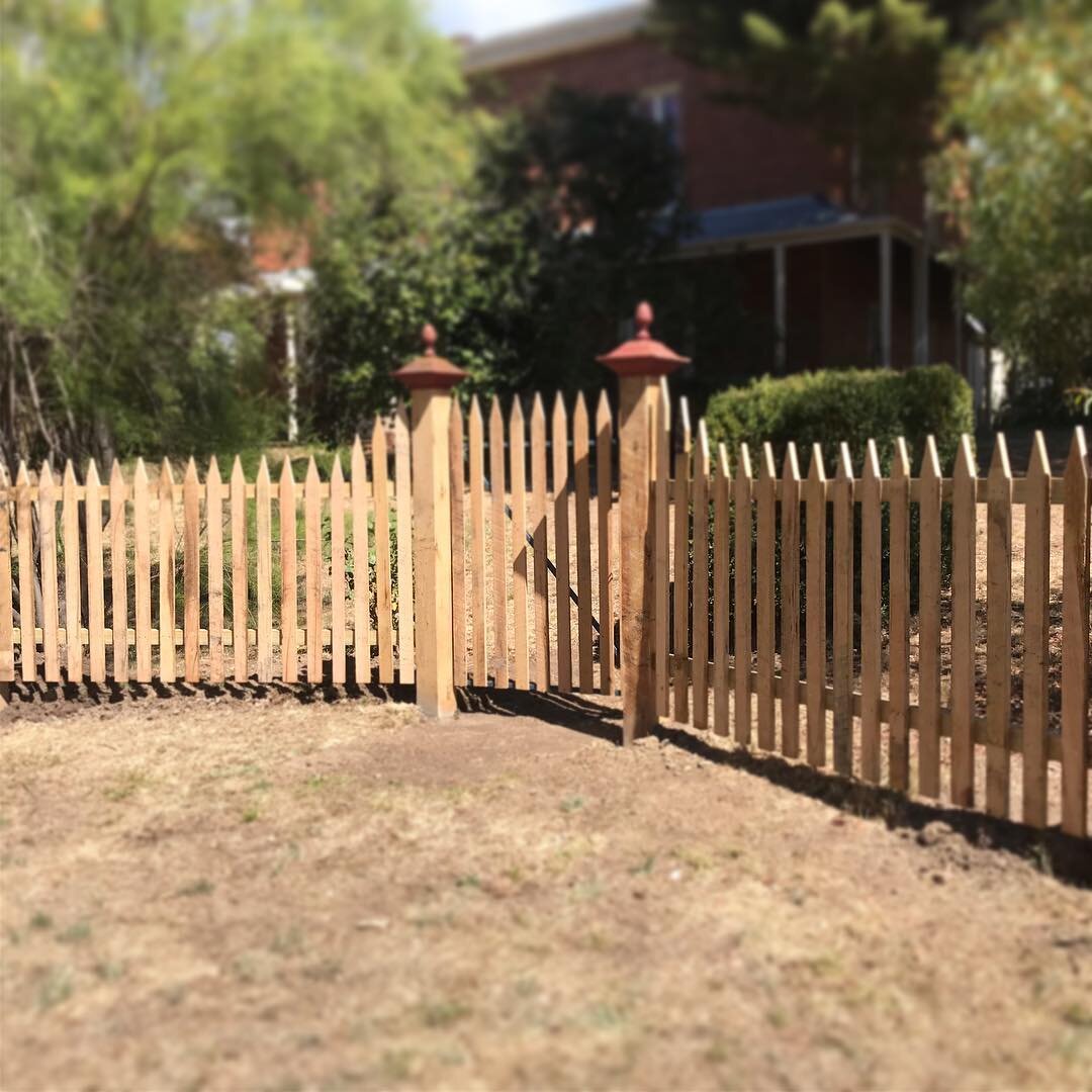 🔨RESTORATION | Replacing like for like in an historic setting including the original cast iron capitals. #kynetonfencing #qualityanddetail