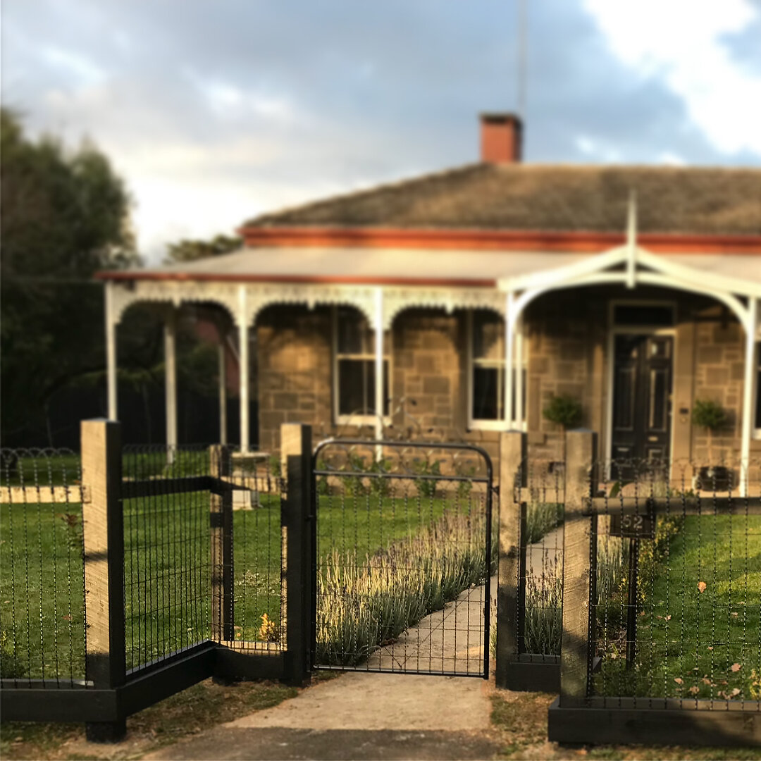 PERFECT MATCH 🔨 This classic heritage home called for a perfectly matched classic front fence. Powder-coated federation hoop wire fence with a set-back pedestrian gate entrance. #qualityanddetail #kynetonfencing