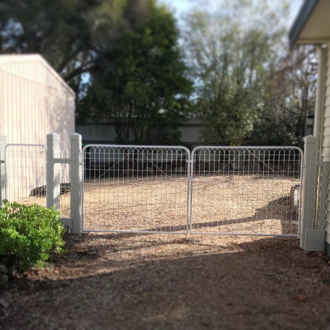 GAIN some DRIVE 🔨 Adding a wing fence and gates has created a more secure rear yard for this clients pets. #kynetonfencing #qualityanddetail