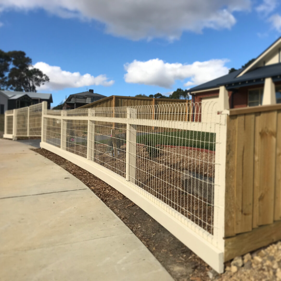 CURVE BALL 🔨 This site&rsquo;s front fence in hoop wire was curved inward and sloped ~ technically challenging; satisfying result. #kynetonfencing #qualityanddetail #macedonrangesfencing_kf