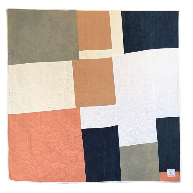 #maidenhairquilt backside 👌 
#quilting #quilting #naturaldying #naturaldyedquilts #naturaldyedbedding #fiberart #slowcraft #slowcraftmovement #cutch #indigo #madeinnyc #madeinaustin #nycmakers #austinmakers #scrapquilt #scrapquilts #bedding #colorst
