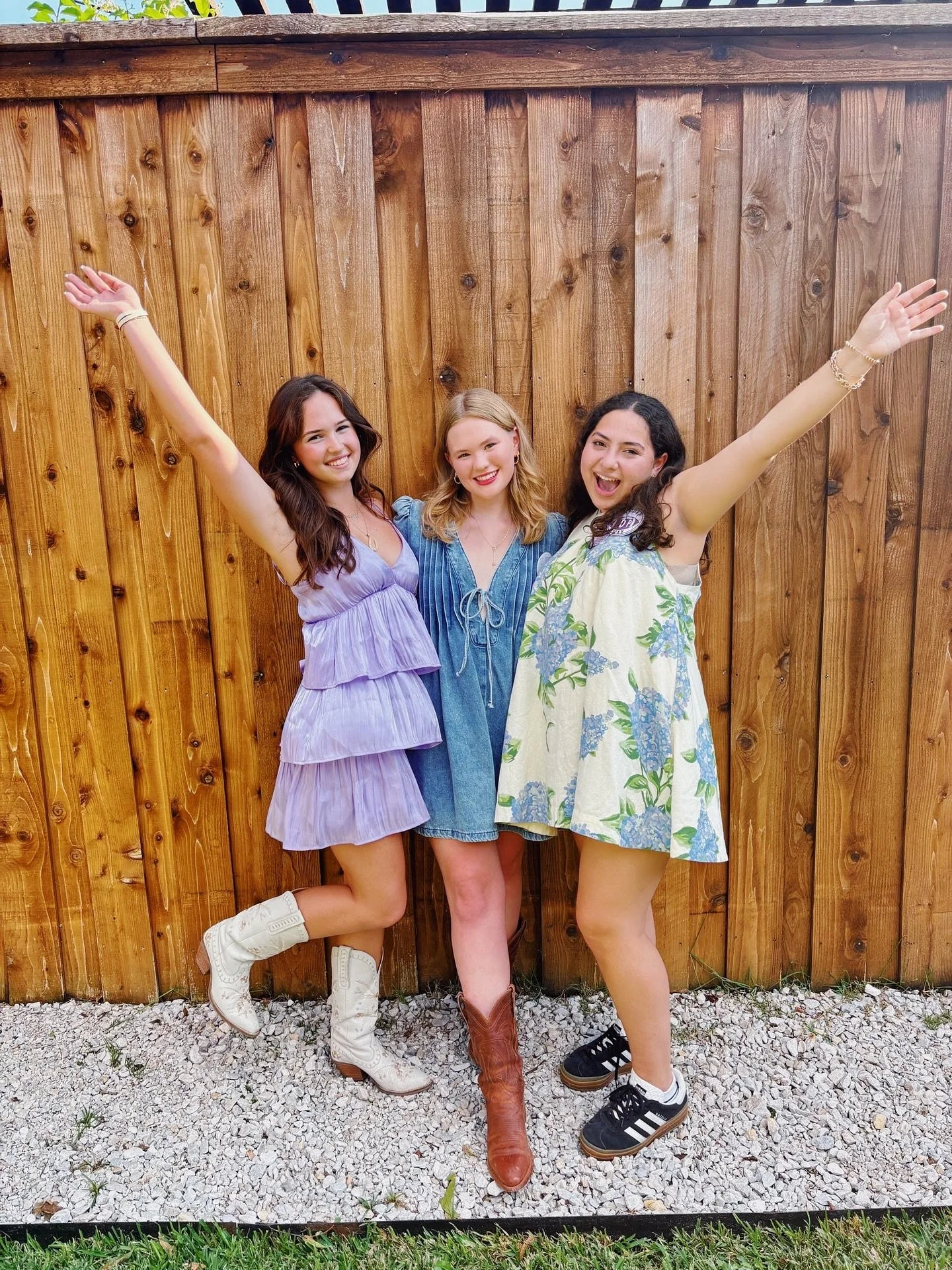 hands up for the weekend!! 🤩🙌