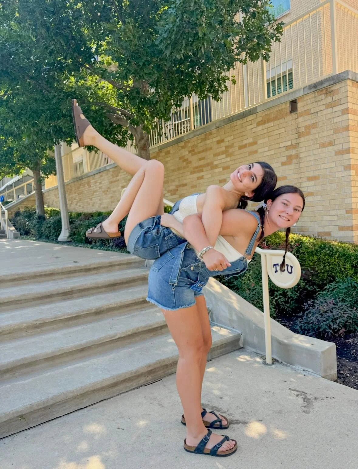 #WLFEOwednesday with roommate duo Sam &amp; Hailey

&ldquo;Living in the house has been one of the most fun parts of my college experience so far. It has allowed me to get to know all of the girls in the house better and has brought my best friend, H