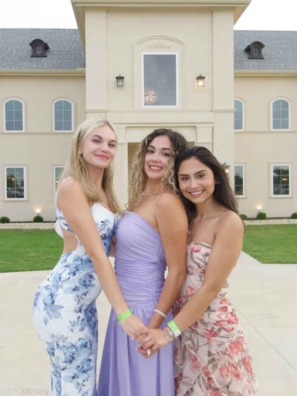 IT&rsquo;S NATIONAL BEST FRIENDS DAY!!
we&rsquo;re so thankful this chapter has given us some of our best friends🩵