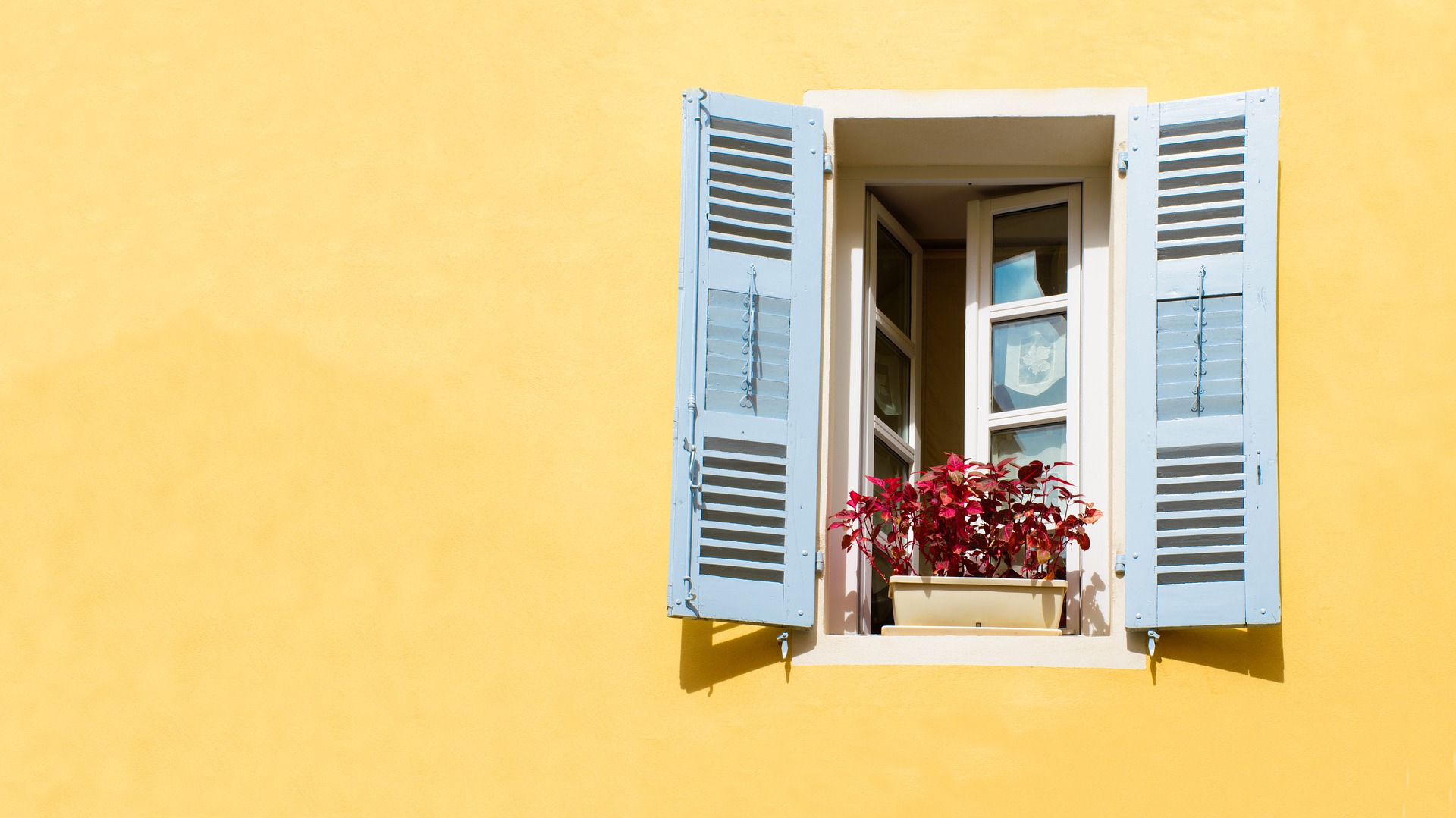 window-2749076_1920.jpg