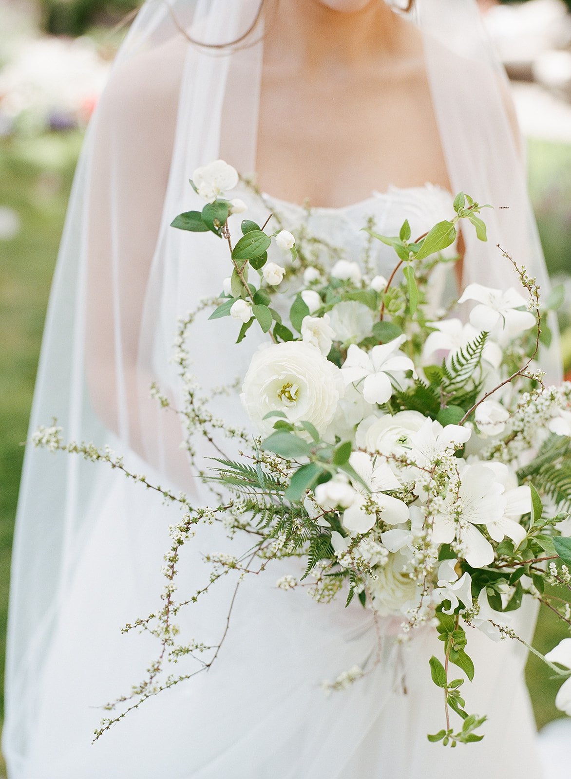 01-white-green-spring-bouquet.jpg