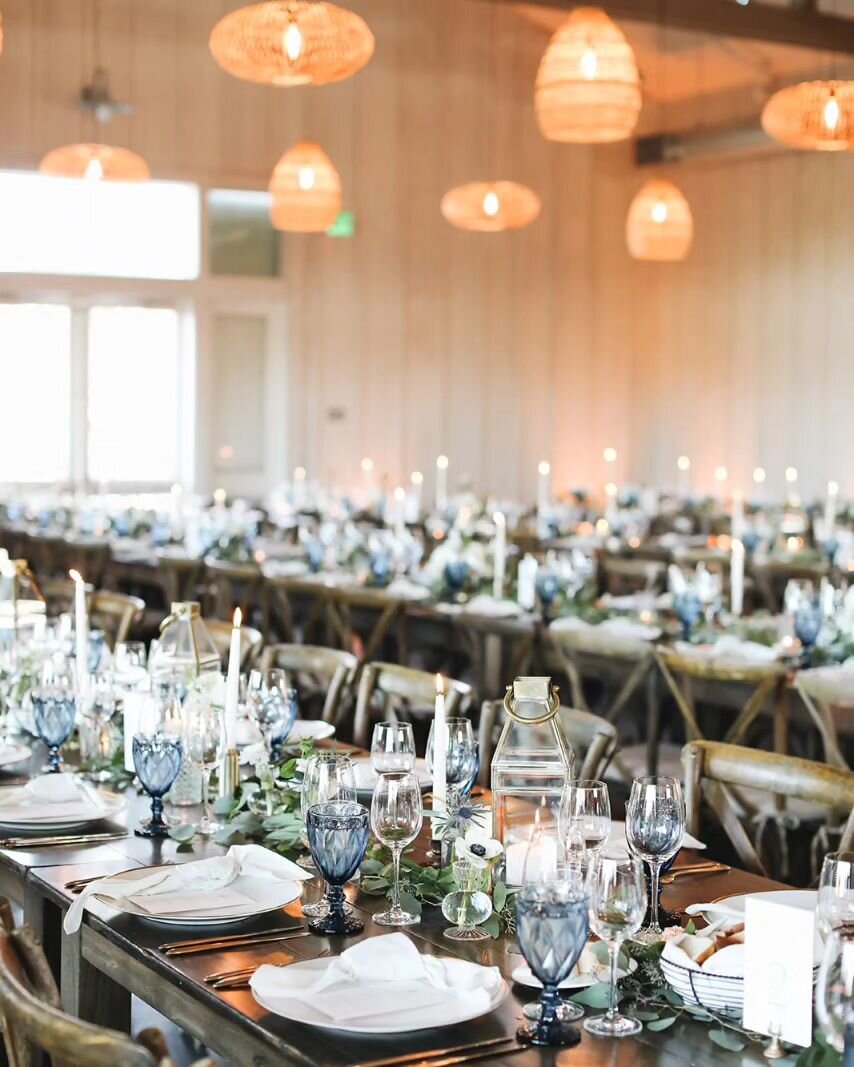 Be natural, but with a pop of cobalt blue 💙 

Photographer @sarahnoelphoto
Floral @lilyandmint 
Rentals @encoreeventsrentals 
Lighting @twilightdesign.biz 
Paper @aerialistpress

#sonomawedding #sonoma #weddings #weddingdesign #barnwedding #barnwedd