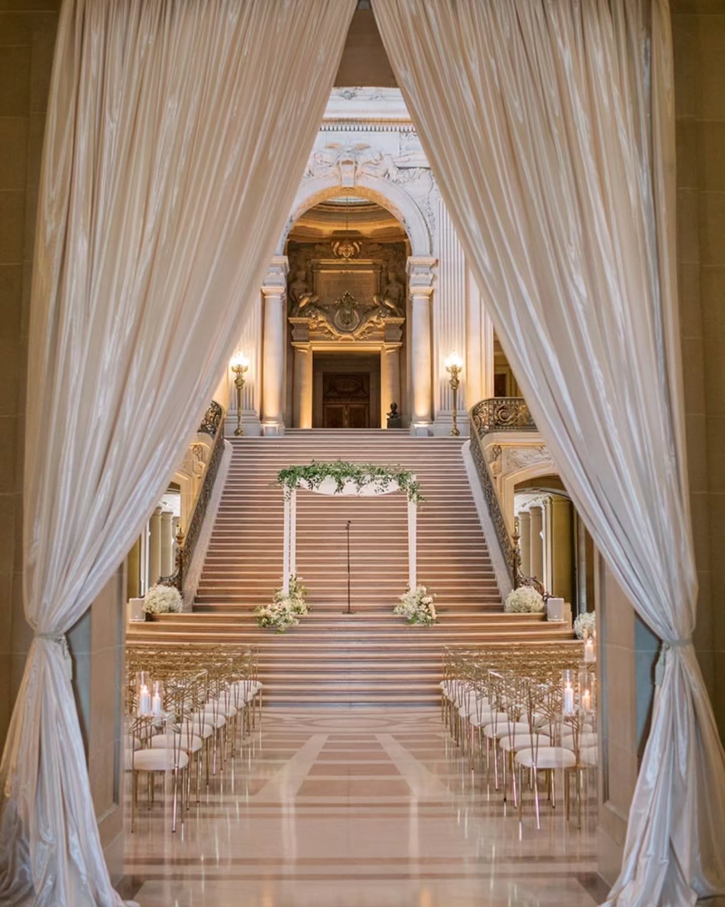 City Hall + joyous couple = happiness overload! Just reliving this amazing celebration for D+B through these images from @theganeys 

Vendor Team:

Planner @daldevents 
Floral @soulflowerdesignstudio 
Chairs @theonicollection 
Rentals @brighteventren