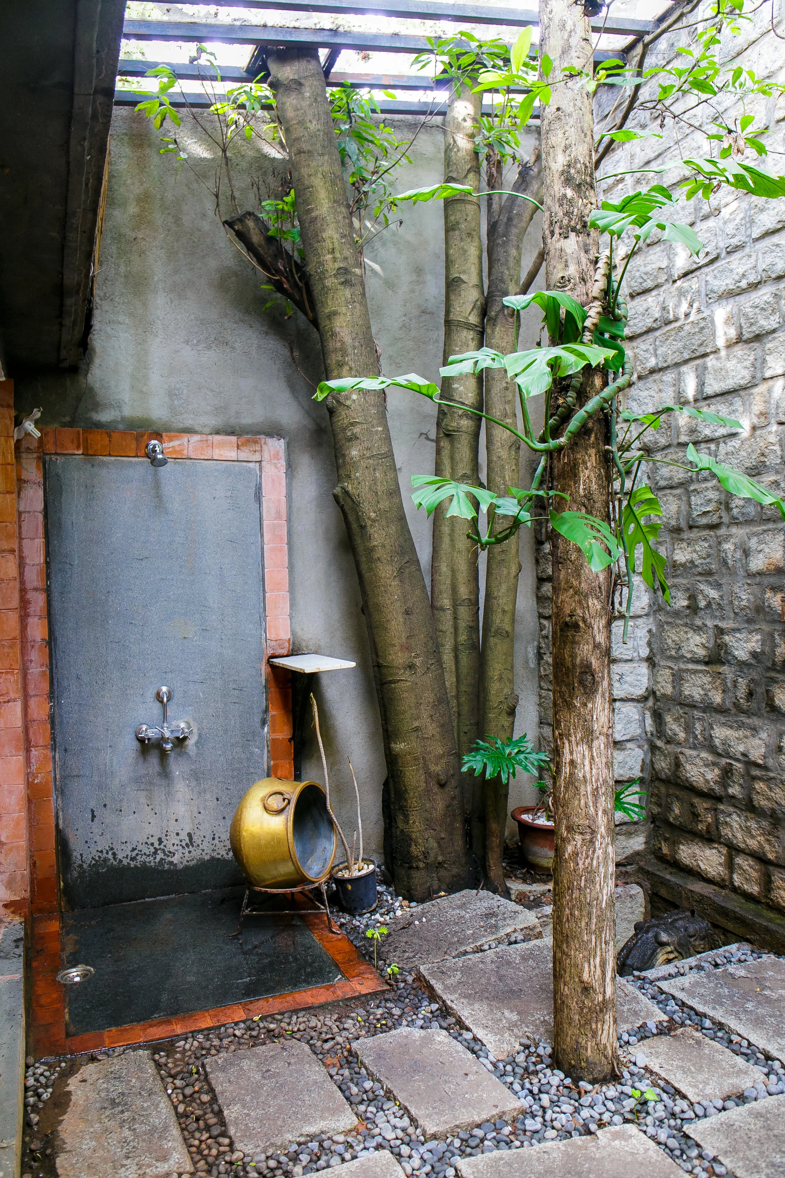 The open-to-the-sky bathroom in the Villa