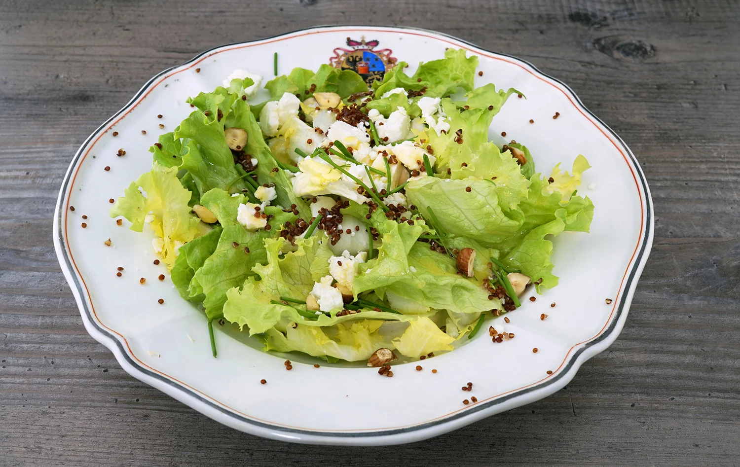 Frisee-Salat mit Quinoa, Granny Smith Apfel und Feta  