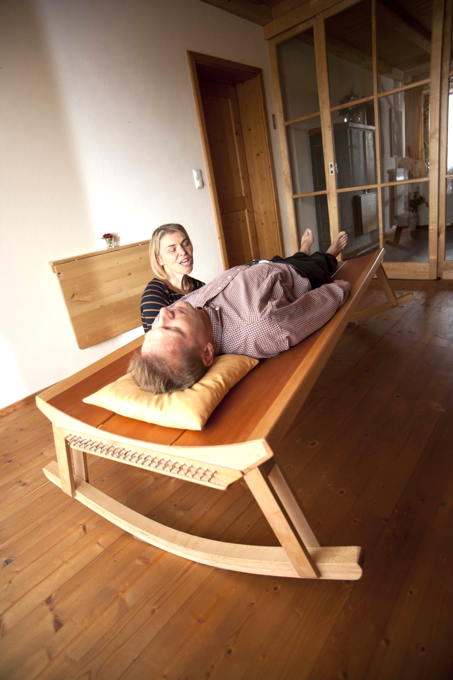 Die Saiten des Monochord werden harmonisch angespielt