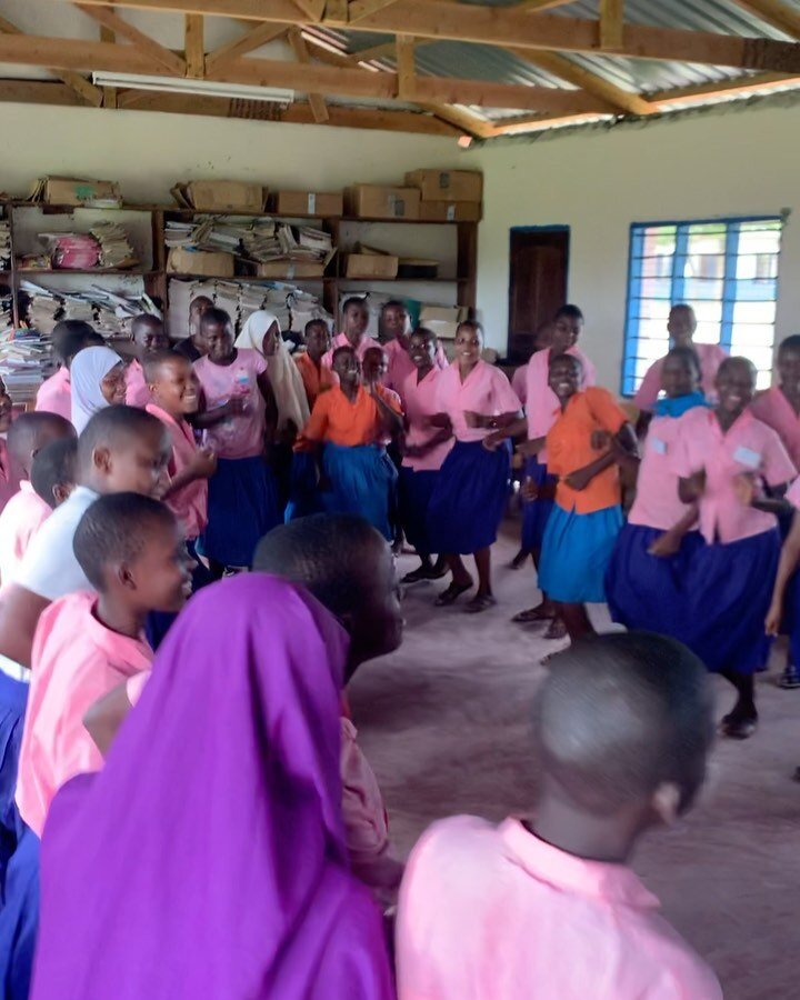 Together, @girls_on_fire_leaders and @ontheinside2 have been creating a two week program with 80 girls from two primary schools in Lunga Lunga. Each time we meet, we play through movement, our voice, and storytelling. In this work, we are unlocking e