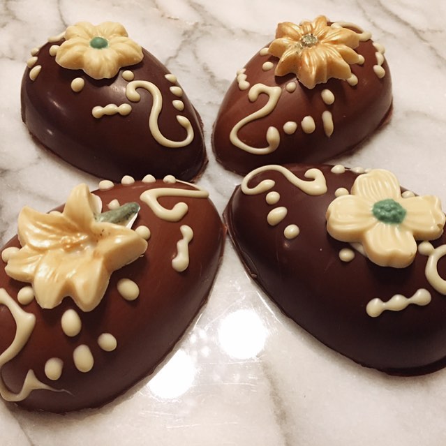 No need to hunt for Easter eggs - we got you! (So much better than a plain egg, no offense 🐓 ) Limited supplies tomorrow @crowvineyard at our wine pairing event. Coconut cream in 70% dark and Peanut butter in milk. #darkchocolate #milkchocolate #coconut #peanutbutter #eastereggs #winepairing #easternshore #maryland #yum