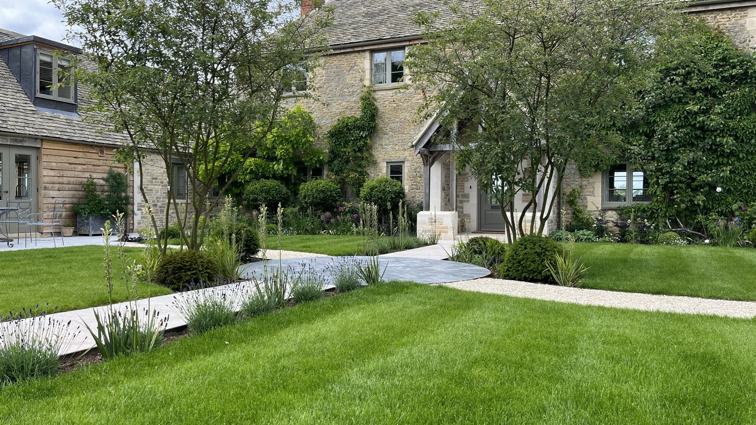 Cotswold front garden style.jpeg