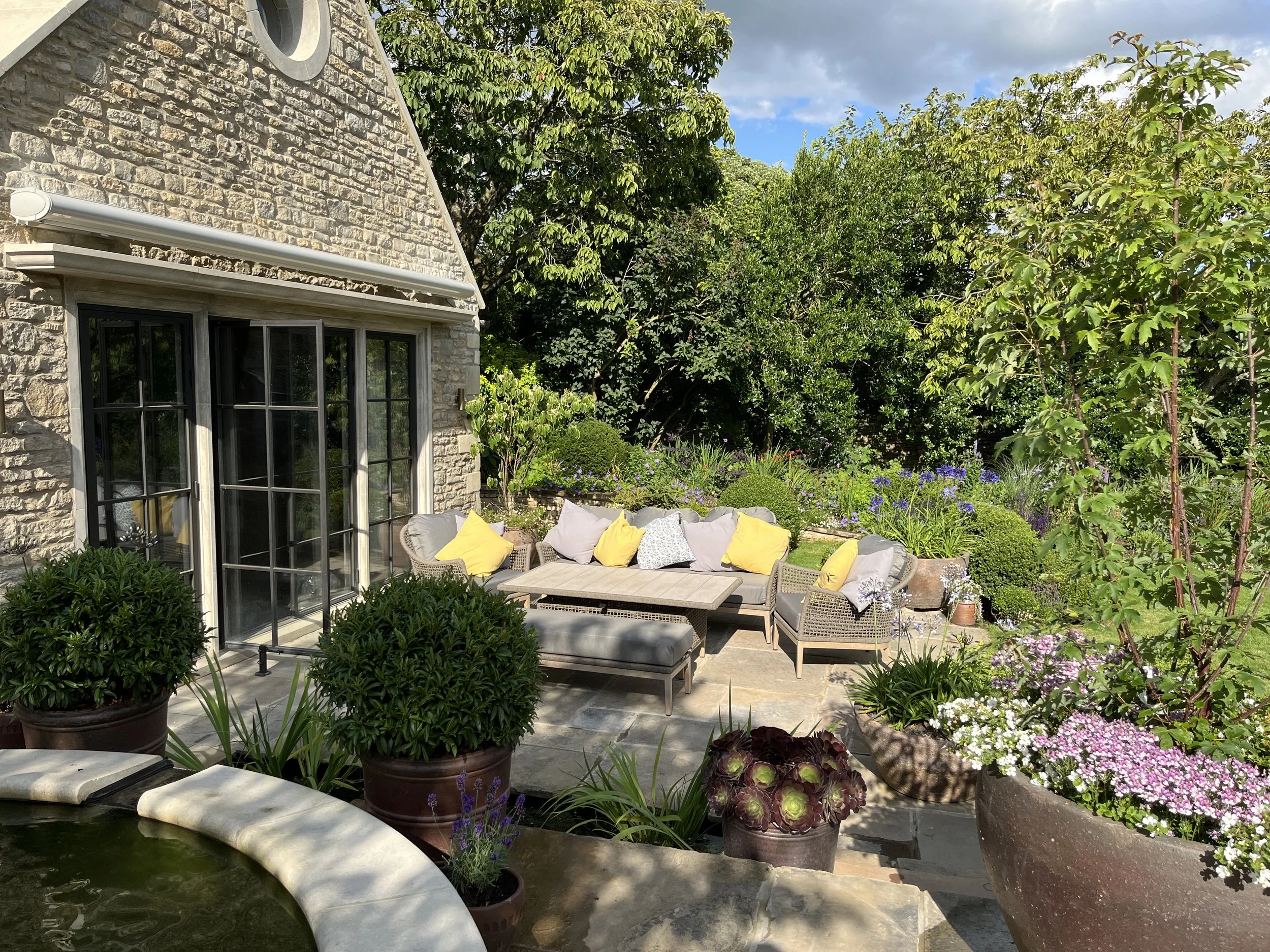 Relaxed garden terrace for dining.jpeg