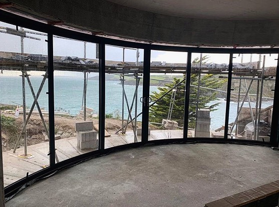 They are in! Curved sliding doors, for a curved building structure. Great work by @nordic_designs_uk, technically challenging, but highly rewarding. Great team effort 💪🏻🔨
.
#perringproperties #cornwall #building #builders #windows #curvedwindow #c