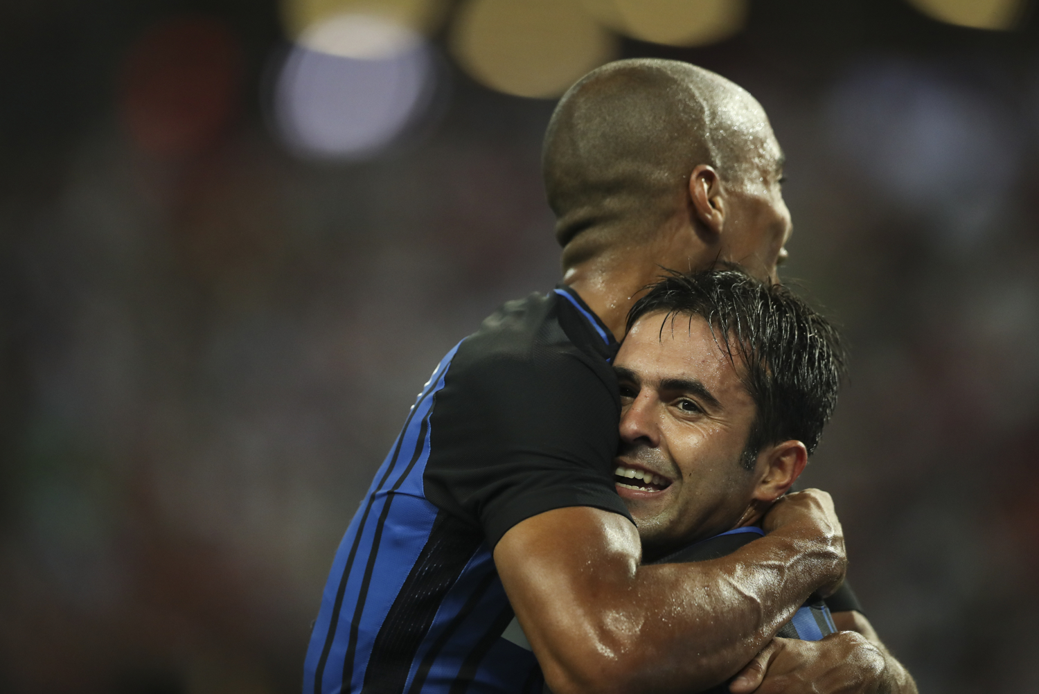  Soccer Football - Bayern Munich v Inter Milan - International Champions Cup Singapore - Singapore - July 27, 2017 Inter Milan's Eder Martins celebrates with teammate Joao Mario after scoring his second goal. REUTERS/Yong Teck Lim 