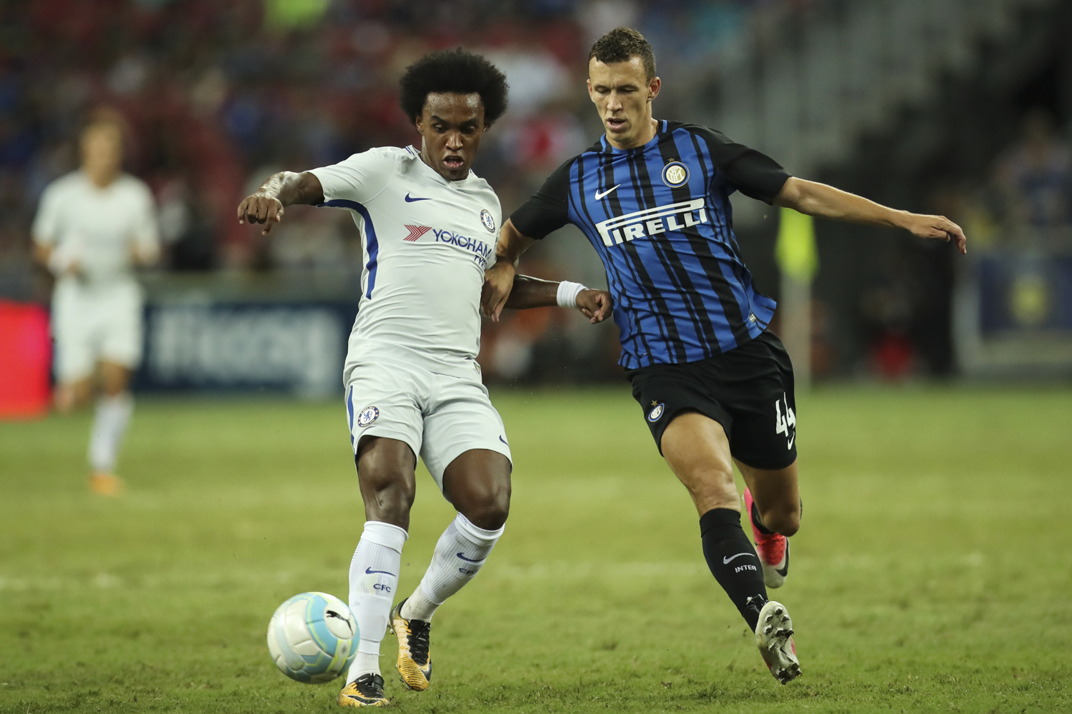  Soccer Football - Chelsea v Inter Milan - International Champions Cup Singapore - Singapore - July 29, 2017 Chelsea's Willian in action with Inter Milan's Ivan Perisic REUTERS/Yong Teck Lim 