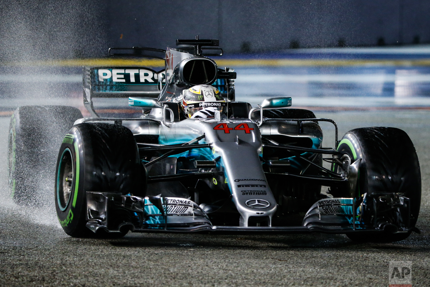  Mercedes driver Lewis Hamilton of Britain steers his car during the Singapore Formula One Grand Prix on the Marina Bay City Circuit Singapore, Sunday, Sept. 17, 2017. (AP Photo/Yong Teck Lim) 