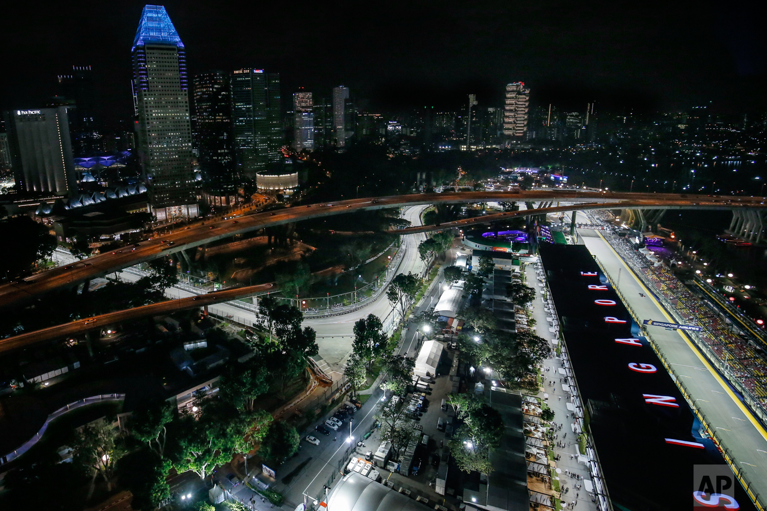  The Singapore F1 Grand Prix's Marina Bay City Circuit is lit during the second practice session at the Singapore Formula One Grand Prix on the Marina Bay City Circuit Singapore, Friday, Sept. 15, 2017. (AP Photo/Yong Teck Lim) 