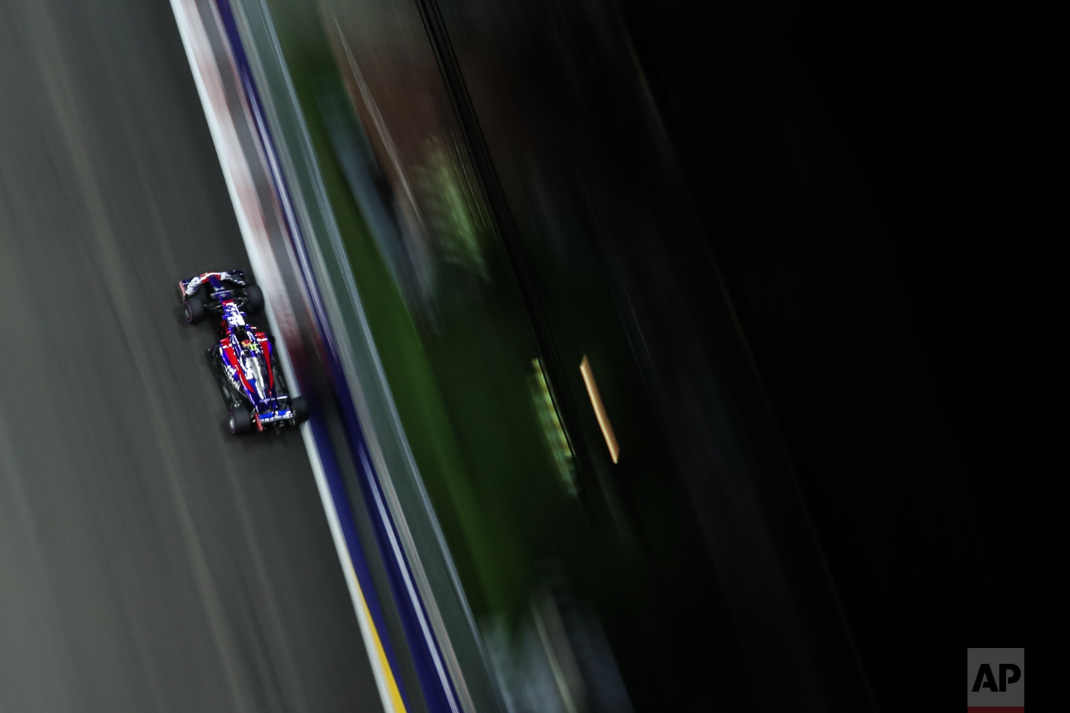  Toro Rosso driver Carlos Sainz Jr.of Spain steers his car during the second practice session at the Singapore Formula One Grand Prix on the Marina Bay City Circuit Singapore, Friday, Sept. 15, 2017. (AP Photo/Yong Teck Lim) 