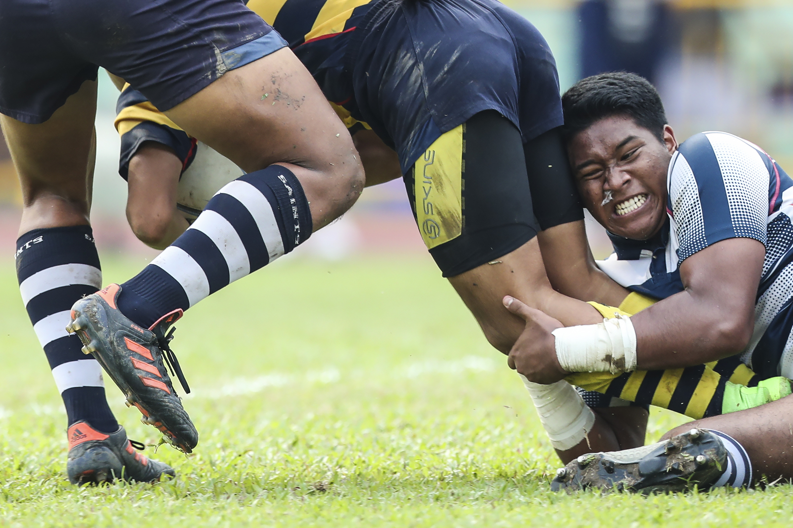 Umar Mohamed Sha’ari of St. Andrew’s Secondary School tackles Kenji Chng of Anglo-Chinese School (Independent) during the National Schools boys’ ‘B’ Division rugby final at Queenstown Stadium on March 28, 2018 in Singapore. (Photo © Yong Teck Lim/Red Sports)