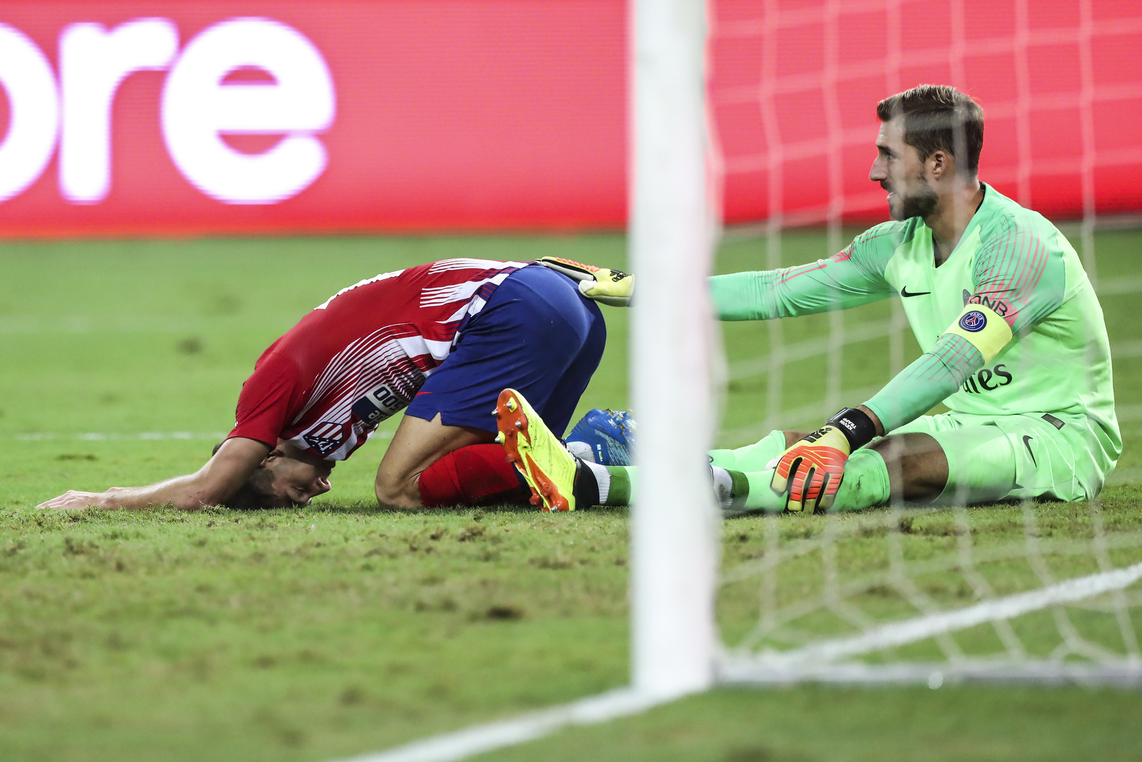  Paris Saint-Germain’s Gianluigi Buffon, right, consoles Atletico Madrid’s Luciano Vietto after the International Champions Cup match between Paris Saint-Germain and Atletico Madrid in Singapore, Monday, July 30, 2018. (AP Photo/Yong Teck Lim) 