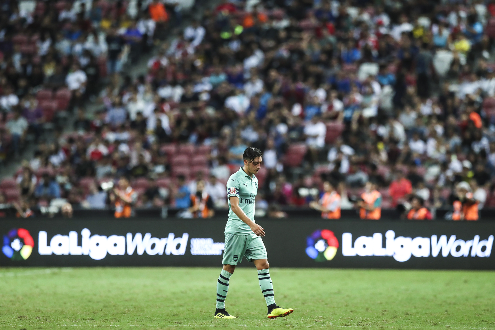  Arsenal’s Mesut Ozil walks off the pitch after being substituted during the International Champions Cup match between Arsenal and Paris Saint-Germain in Singapore, Saturday, July 28, 2018. (AP Photo/Yong Teck Lim) 