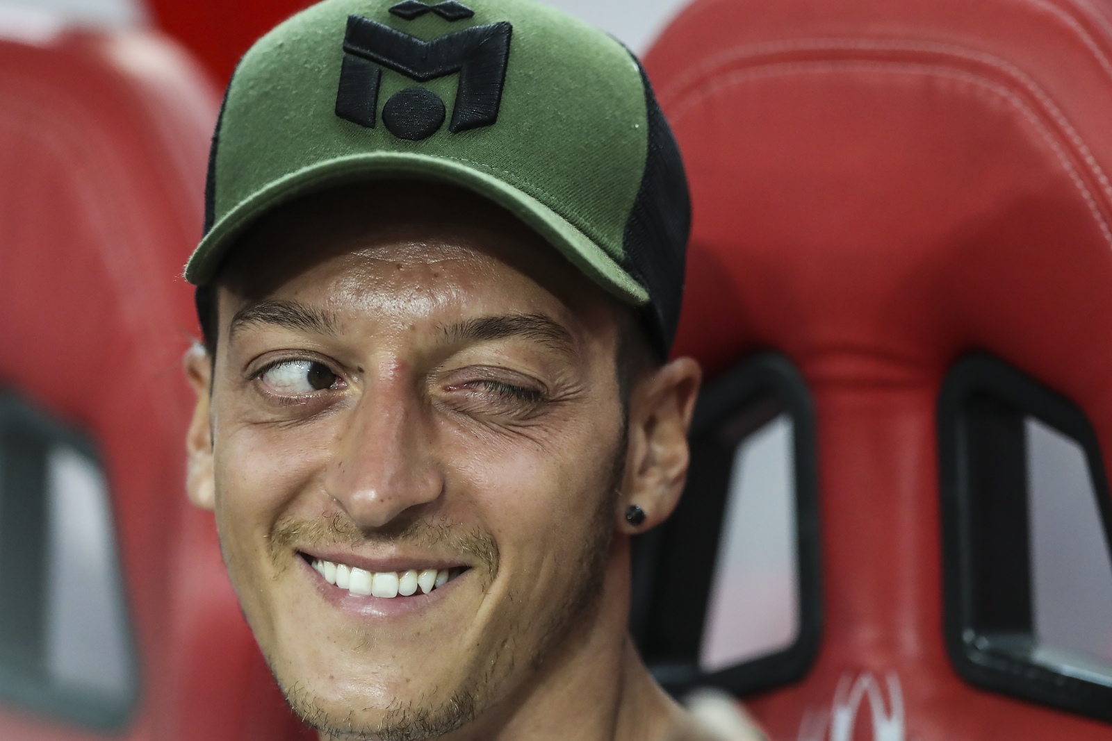  Arsenal’s Mesut Ozil winks to a teammate on the bench during the International Champions Cup match between Arsenal and Atletico Madrid in Singapore, Thursday, July 26, 2018. (AP Photo/Yong Teck Lim) 